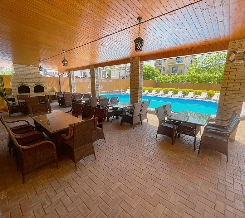 Мангал и обеденная зона