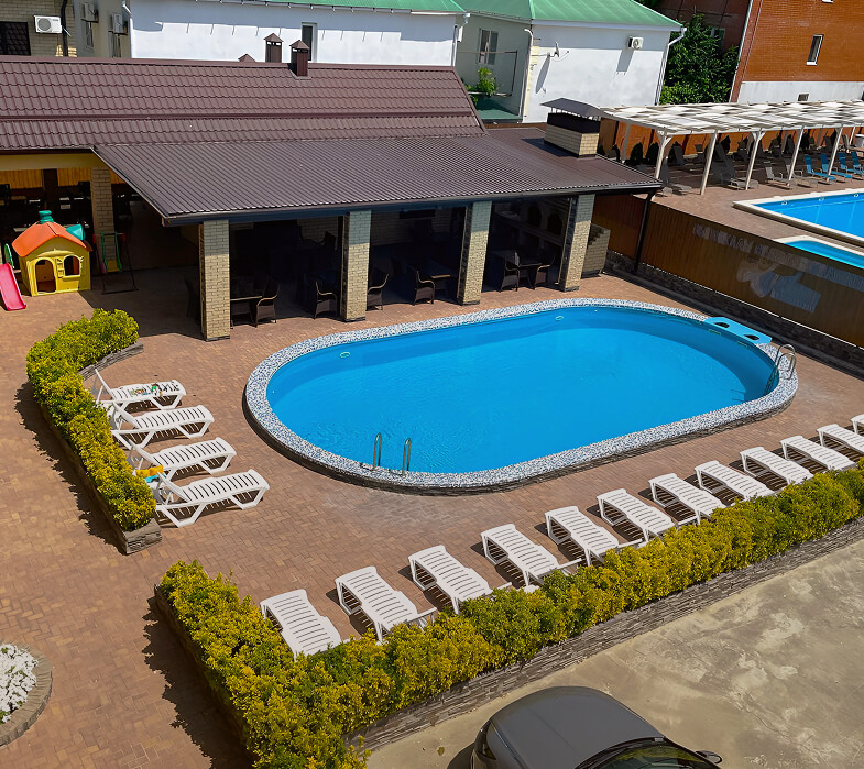 Бассейн с подсветкой по вечерам